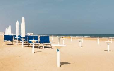 Sezon sonu kumsalı, güzel manzara.