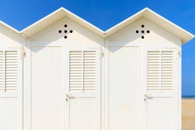 Sahil kulübelerine yakın çekim, mavi gökyüzü. 