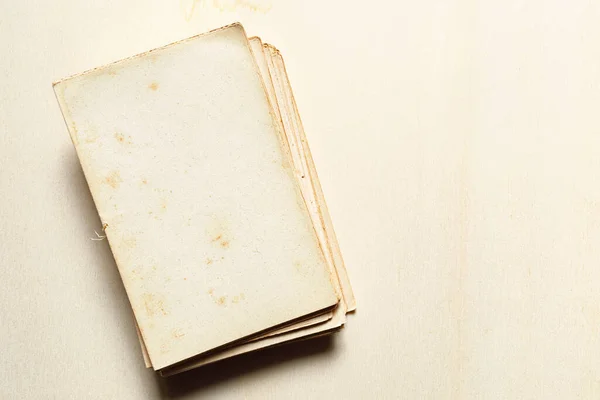 Ahşap arka planda izole edilmiş eski el yazmaları