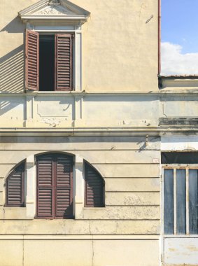 Eski ev klasik tarzda terk edilmiş, ön manzara