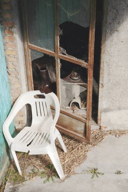 Kırık nesnelerle harap olmuş ev, açık havada.