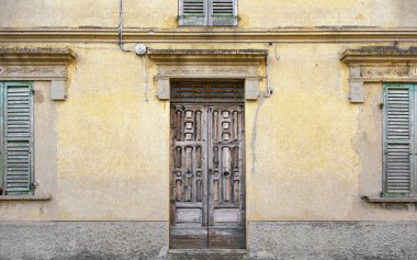 Klasik tarzda terk edilmiş eski ev, ön manzara.