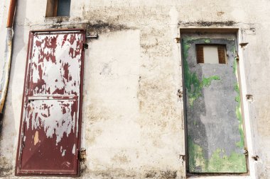 Grunge demir kapıları, eski binanın önü.