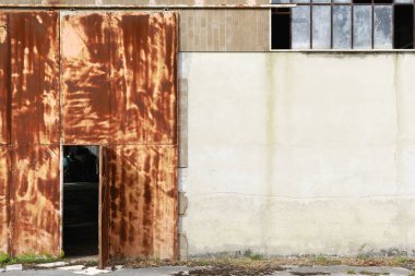 Terk edilmiş deponun demir kapısı, eski inşaat.