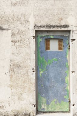 Şehir çürümesi, terk edilmiş binanın dış görünüşü.