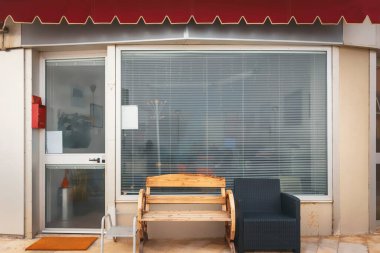 Turizm acentesi, ofis, çeşitli koltukları olan dış görünüş