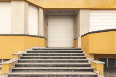 Harap olmuş bina ve kapalı mermer merdiven, dış görünüş