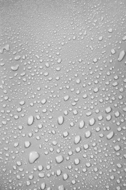 Su damlalarıyla yüzey, gri arkaplan