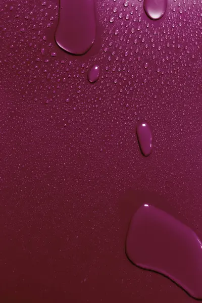 Oppervlakte Met Waterdruppels Rode Achtergrond — Stockfoto
