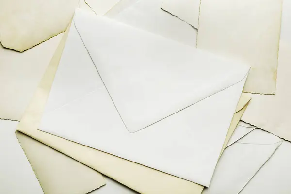 Envelopes Antigos Cartões Postais Vintage Fundo Branco — Fotografia de Stock