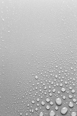 Su gri bir yüzeye düşer, arka plan