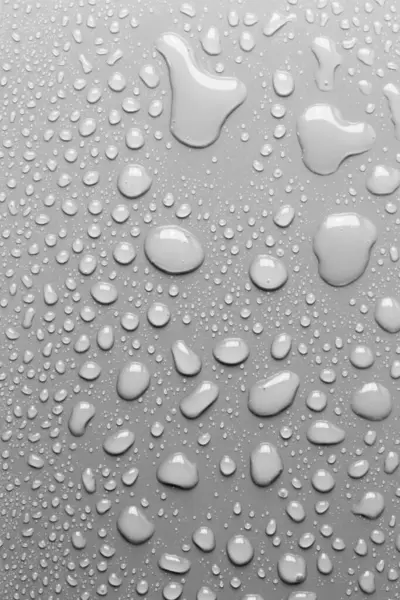 Su damlalarıyla yüzey, gri arkaplan