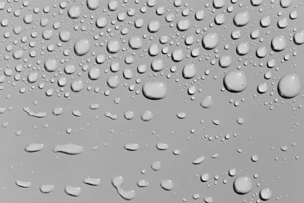 Su gri bir yüzeye düşer, arka plan