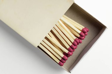 Kibrit kutusunu kapat, beyaz üzerinde izole