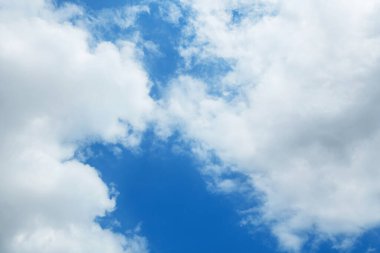 Mavi gökyüzündeki bulutlar, doğal arkaplan