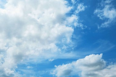 Mavi gökyüzündeki bulutlar, doğal arkaplan