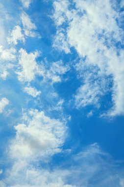 Mavi gökyüzündeki bulutlar, doğal arkaplan