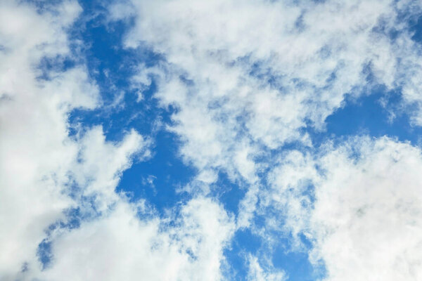 Облака в голубом небе, естественный фон