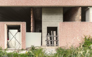 İnşaat halindeki ofis binasının önü, terk edilmiş alan.