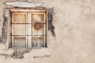 Eski evin kırık penceresi, dış görünüş ayrıntıları.