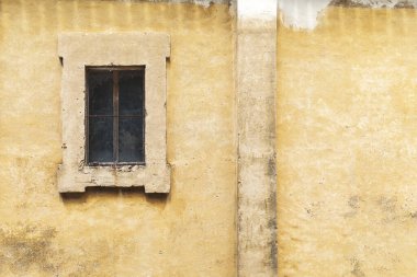 Eski evin bir parçası, kırık camlı pencere, sarı duvarı kopyala