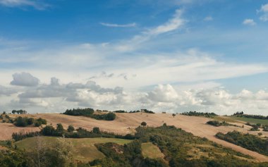 Güzel bir tepe manzarası, ekilmiş tarlalar.