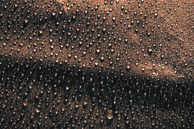 Su kahverengi yüzeye, doku arka planına düşer