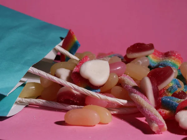 Şeker Renkli Koleksiyonu Pembe Arka Planda Kağıt Hediye Paketi Ile — Stok fotoğraf