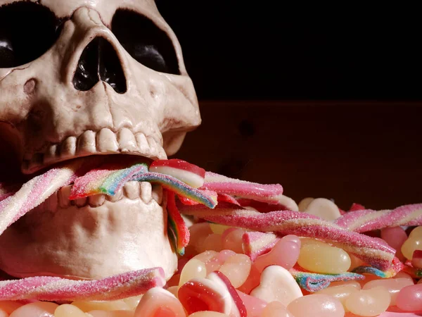Cranio Mangiare Caramelle Dolci Dolcetto Trattare Halloween Colpo Medio Fuoco — Foto Stock