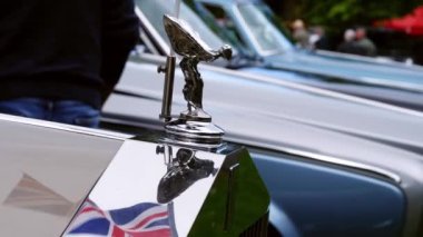 İngiliz bayrağı taşıyan Rolls Royce klasik lüks arabası Dewsbury West Yorkshire 4 Ekim 2022