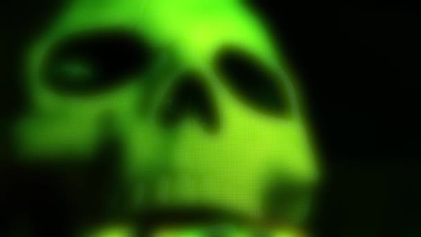 Cráneo Verde Brillante Espeluznante Fuera Foco Dolly Tiro Enfoque Selectivo — Vídeo de stock
