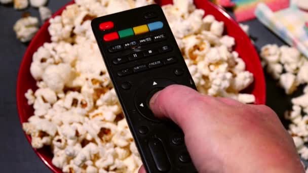 Ruka Dálkovým Televizorem Miskou Popcornu Pozadí Zpomalení Zblízka Selektivní Zaměření — Stock video
