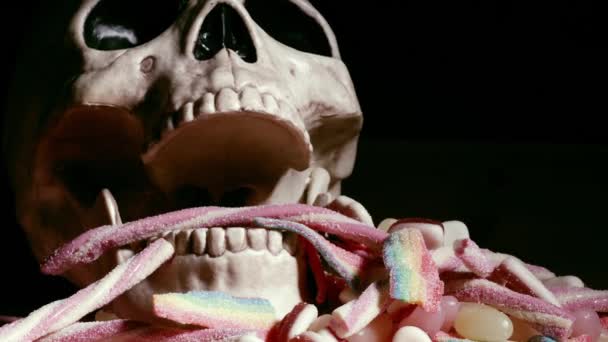 Griezelige Schedel Met Snoep Snoep Voor Truc Trakteer Halloween Close — Stockvideo