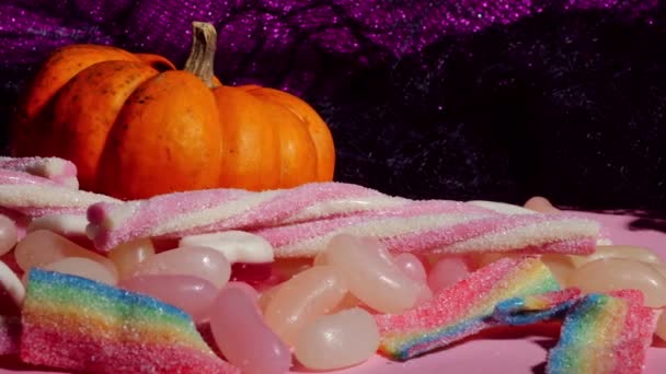 Dulces Caramelo Para Truco Tratar Halloween Con Calabaza Cerca Dolly — Vídeo de stock