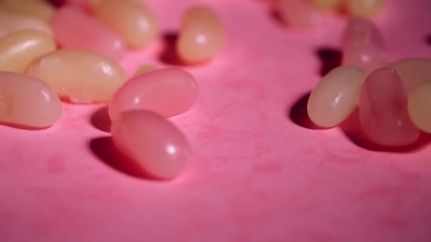 Желейные Бобы Сортируются Смесь Розовый Падение Заднем Плане Крупным Планом — стоковое видео