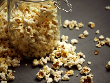 Cam kavanozdaki patlamış mısır seçici odak noktası.