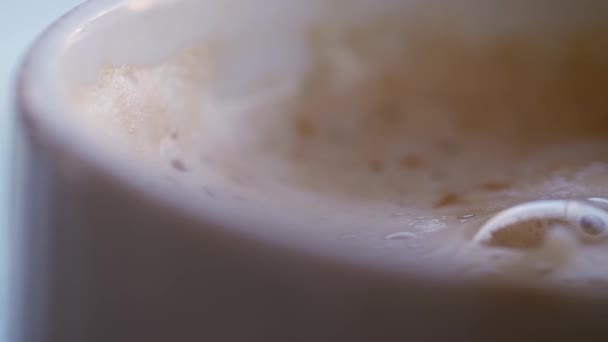 Fincanda Köpüklü Sütlü Kahve Makro Yakınlaştırma Görüntüsü Seçici Bir Odak — Stok video