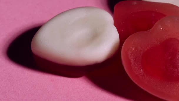 Liebe Herz Gelee Bonbons Auf Rosa Hintergrund Nahaufnahme Makro Schieberegler — Stockvideo