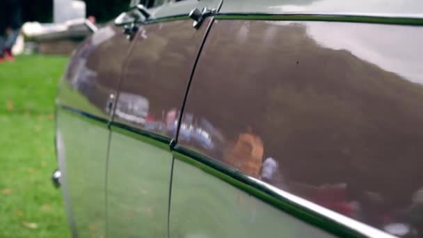 Tampilan Klasik Sisi Mobil Tempat Parkir Mobil Medium Miring Fokus — Stok Video