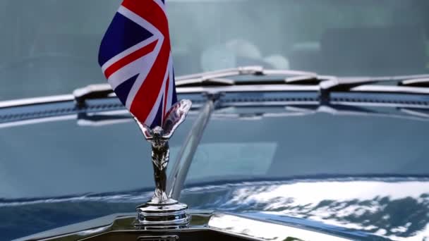 Rolls Royce Klasyczny Luksusowy Samochód Flagą Union Jack Strzał Selektywny — Wideo stockowe