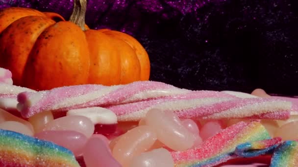 Godis Godis Godis För Trick Eller Behandla Halloween Med Pumpa — Stockvideo