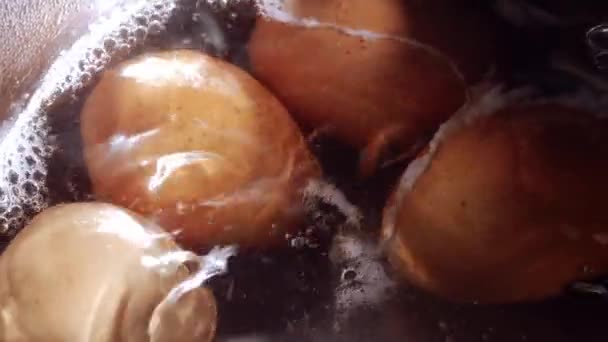 Huevos Hirviendo Una Cacerola Para Desayuno Cerca Zoom Tiro Cámara — Vídeos de Stock