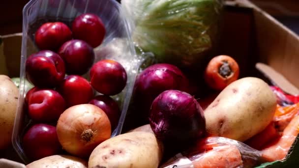 Krabice Čerstvé Zeleniny Ovoce Střední Dolly Výstřel Selektivní Zaměření — Stock video