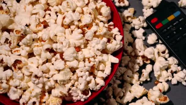 Schüssel Popcorn Mit Fernbedienung Dolly Medium Shot Selektiver Fokus — Stockvideo