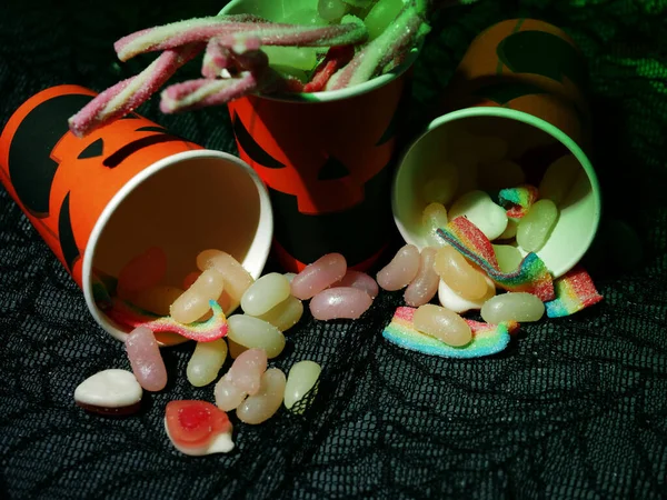 トリックや治療のためのキャンディーのお菓子ハロウィン中のショット選択的フォーカス — ストック写真