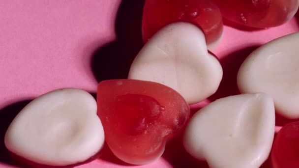 Liebe Herz Gelee Bonbons Auf Rosa Hintergrund Nahaufnahme Schieberegler Schuss — Stockvideo