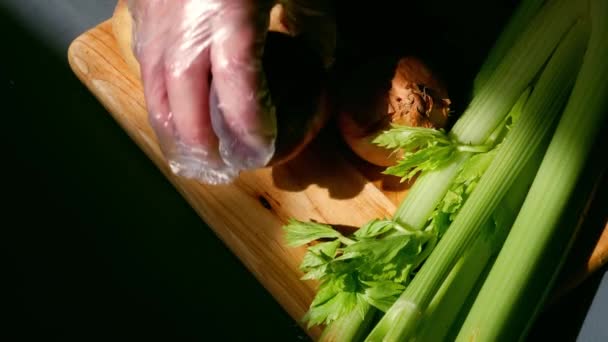 Cook Prepara Verduras Frescas Ingredientes Preparados Tabla Picar Media Sobrecarga — Vídeos de Stock