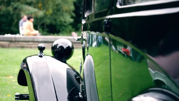 Vintage Klasyczny Widok Boku Samochodu Parkingu Średni Przechył Strzał Selektywny — Wideo stockowe
