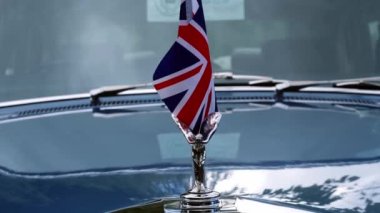 İngiliz bayrağı taşıyan Rolls Royce klasik lüks arabası Dewsbury West Yorkshire 4 Ekim 2022