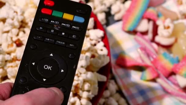 Ruka Televizním Dálkovým Ovládáním Popcorn Sladkosti Pozadí Zoom Zpomalení Film — Stock video